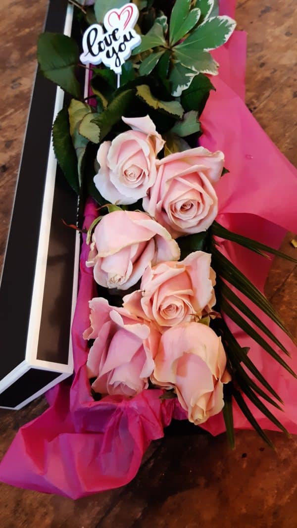 Box of 6 Pink, White or Mixed Roses 1