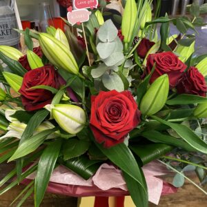 6 x red roses and white lilies bouquet in gift bag with heart pic